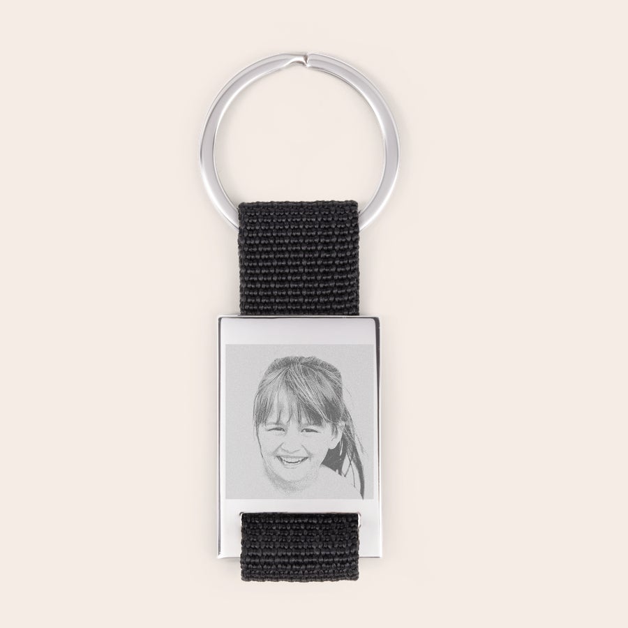 Portachiavi Portachiavi personalizzato con foto incisa di bambina sorridente su base argento e nastro in tessuto nero