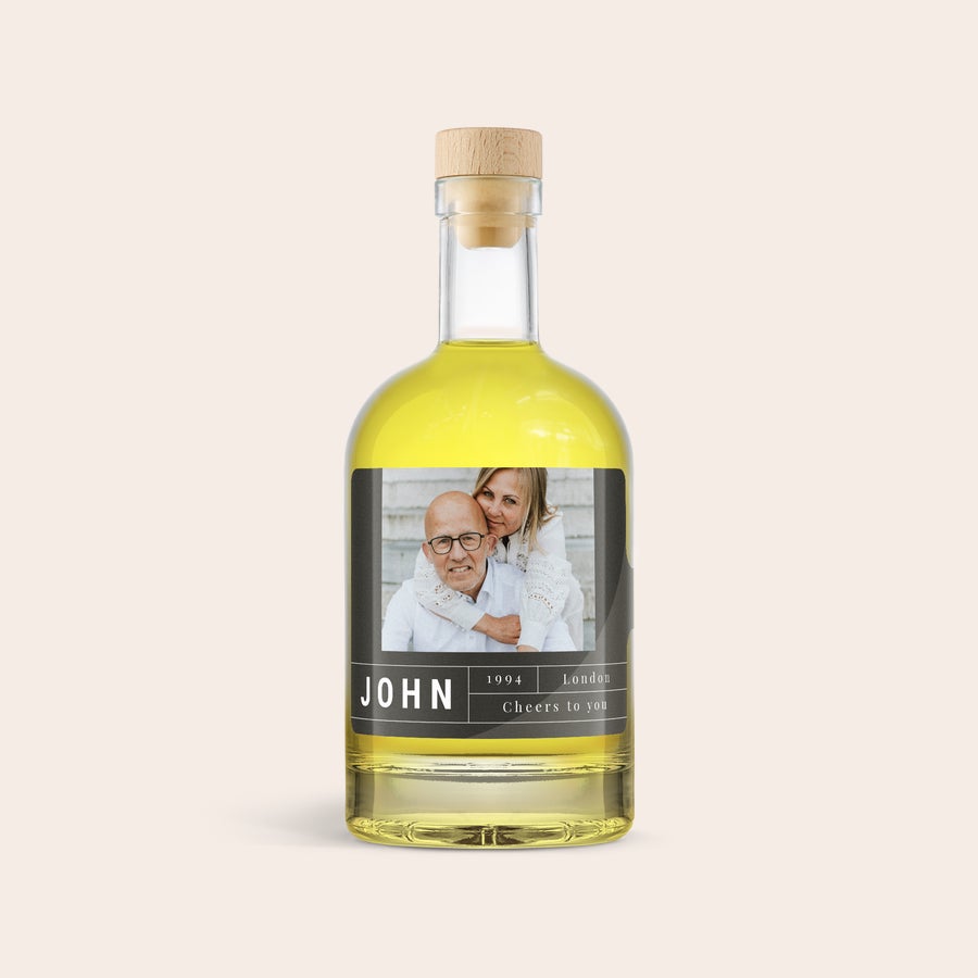 Spersonalizowane limoncello - YourSurprise Butelka Limoncello ze spersonalizowaną etykietą ze zdjęciem pary, tekstem JOHN i rokiem 1994