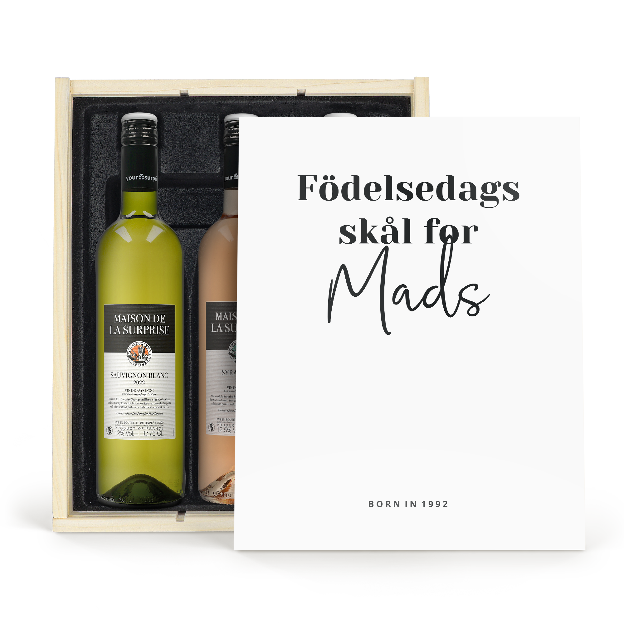 Maison de la Surprise vinpaket i exklusiv trälåda med vitt, rött och rosévin, samt ett personligt kort tryckt med texten "Födelsedags skål för Mads".