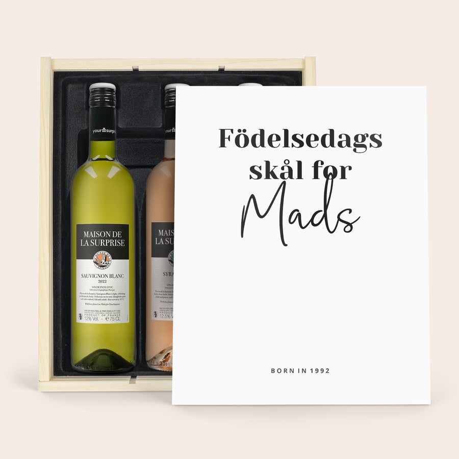 Personlig Maison de la Surprise Vinpresent Maison de la Surprise vinpaket i exklusiv trälåda med vitt, rött och rosévin, samt ett personligt kort tryckt med texten "Födelsedags skål för Mads".