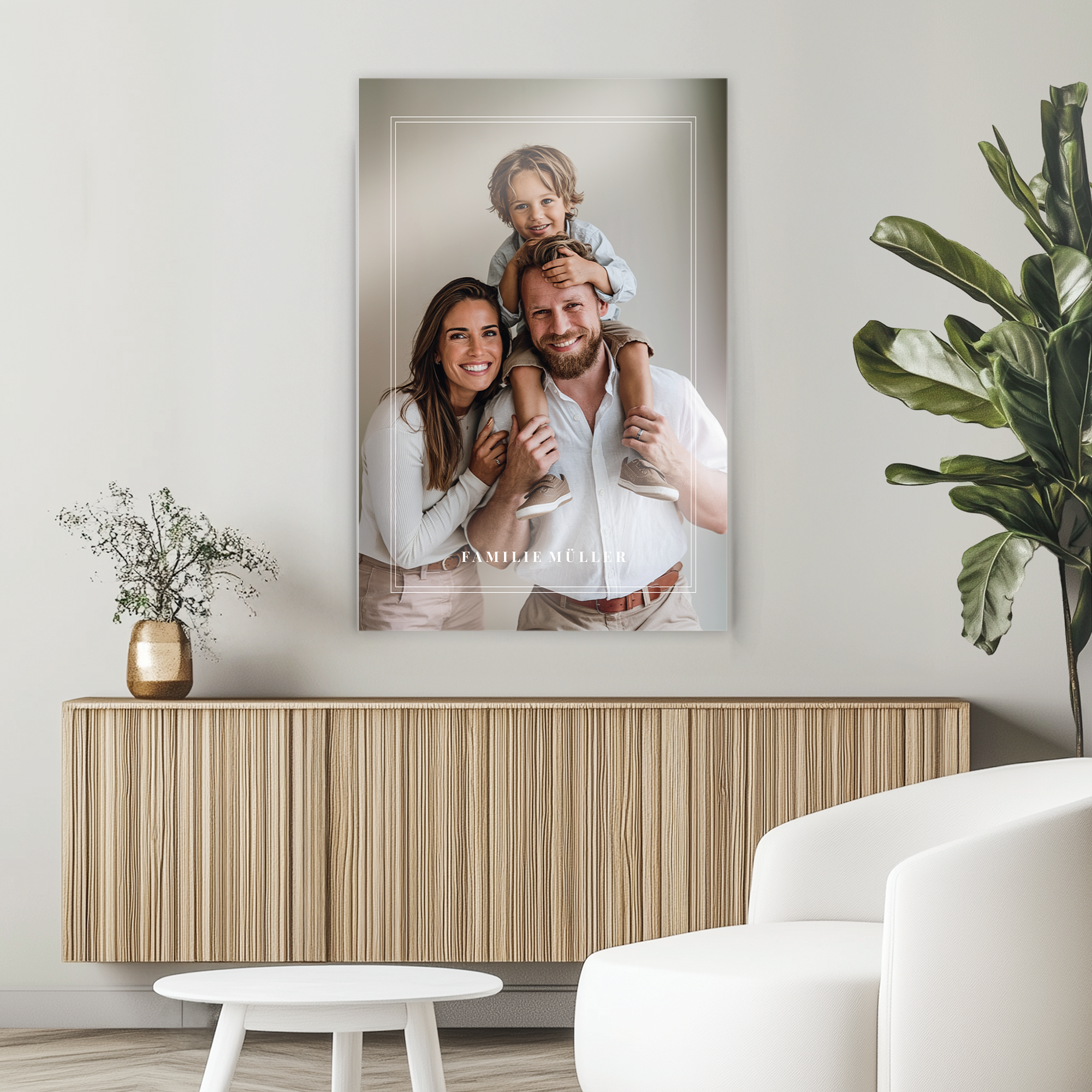 Familienfoto auf Acrylglas gedruckt mit dem Text "FAMILIE MÜLLER" und dünnem Rahmen