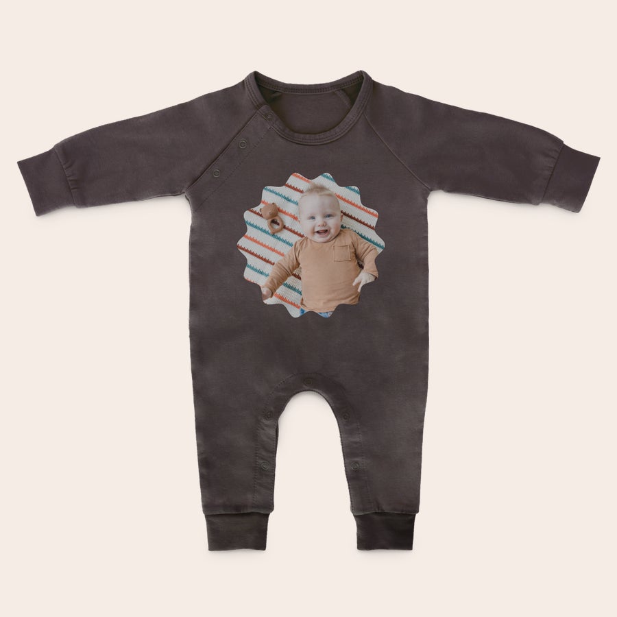 Costum de joacă pentru bebeluși Costum personalizat maro cu mâneci lungi, imprimat cu poza unui bebeluș zâmbitor pe o păturică colorată.