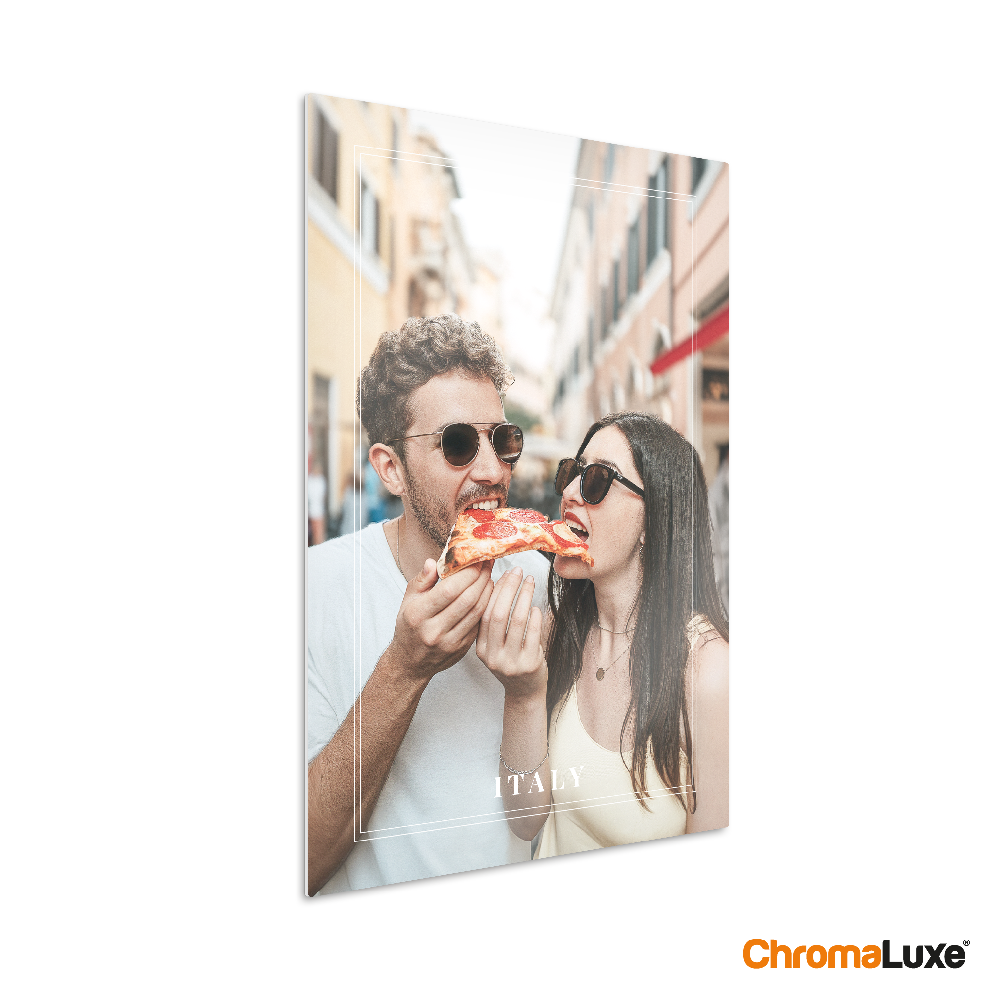 Aluminium fotopaneel met ChromaLuxe afdruk van stel dat pizza eet in Italië.
