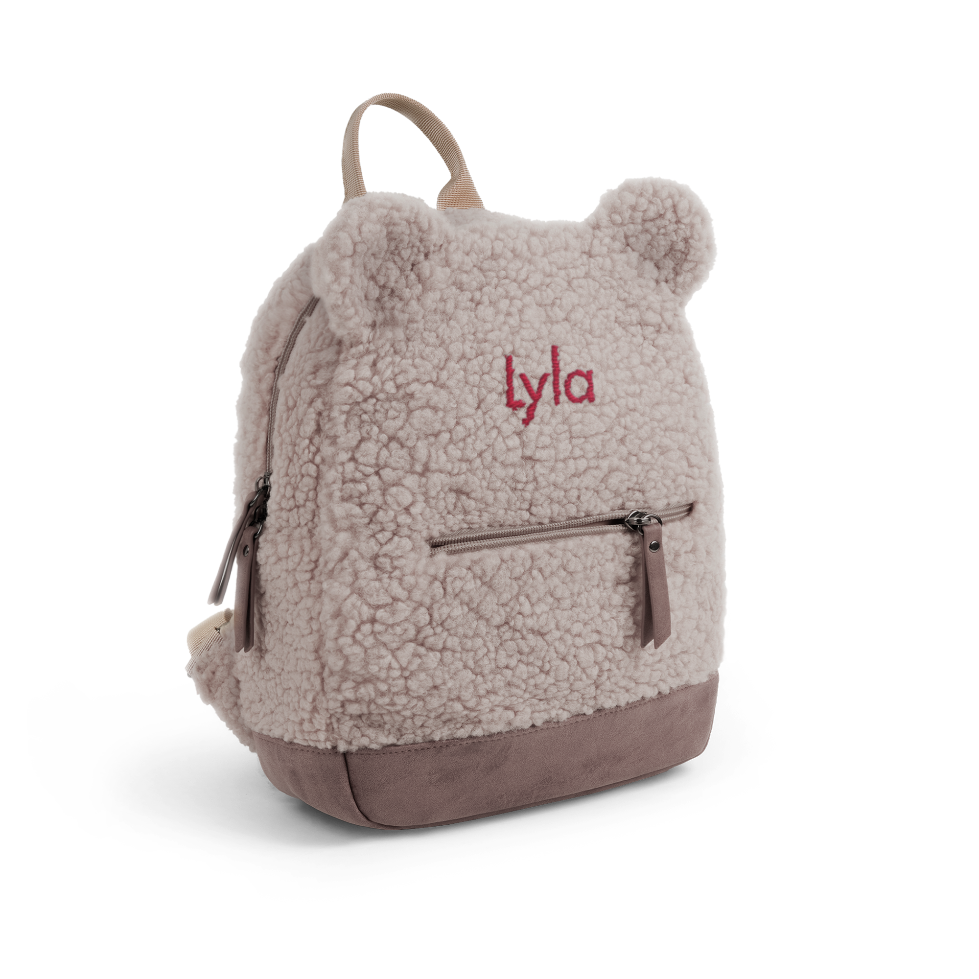 Mochila de peluche color beige con orejas de oso y nombre "Lyla" bordado en rojo, Radiantemente feliz con una mochila de peluche con tu propio nombre, detalle de piel sintética marrón en la base y correas ajustables.