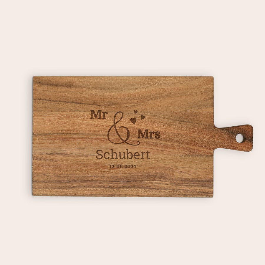 Schneidebrett mit Gravur Personalisiertes Servierbrett aus Holz, graviert mit Namen Mr & Mrs Schubert und dem Datum 12-06-2024