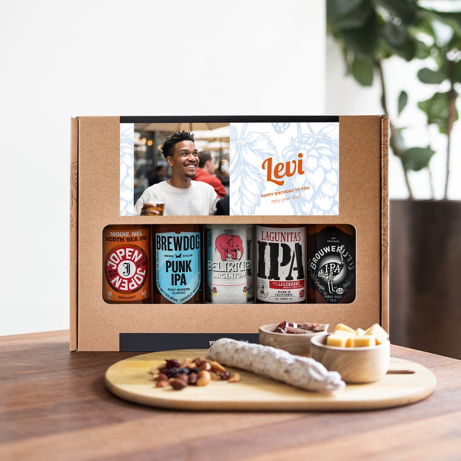 Set Personalizzato Regalo di Birre Scatola regalo di birre artigianali personalizzate con la foto di un uomo sorridente, il nome Levi e il messaggio di compleanno, fai un brindisi