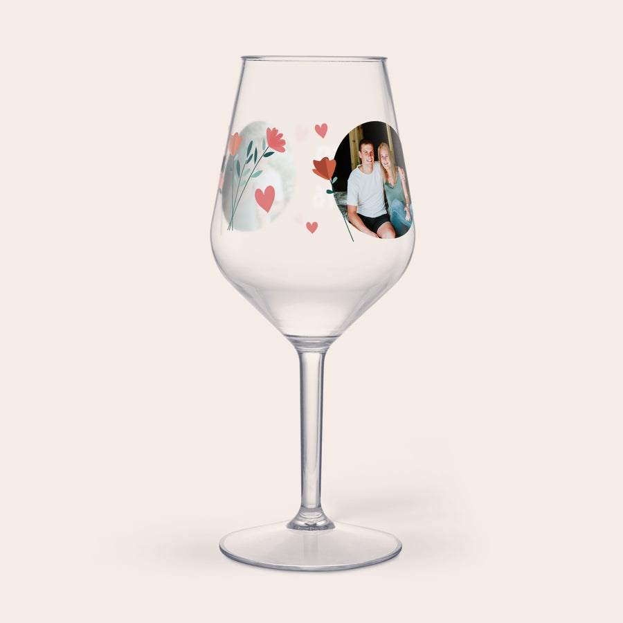 Copo de Vinho Estampado Copo de vinho em plástico estampado com foto de casal, corações e flores coloridas para surpreender o seu amante de vinho