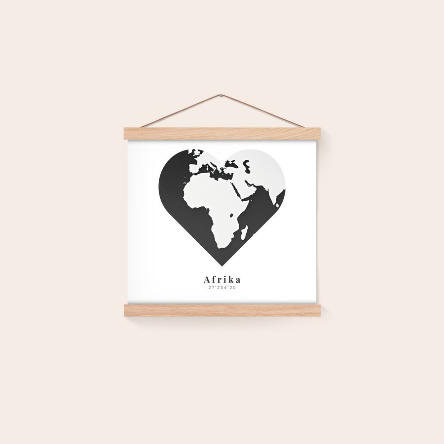 Póster personalizado com suporte Póster personalizado impresso com mapa da África em forma de coração e texto "Afrika" abaixo, com suporte de madeira. Imortalize os seus momentos preferidos.