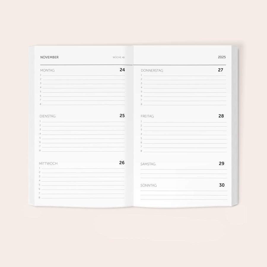 Schülerkalender selbst gestalten 2025-2026 Geöffneter bedruckter Schülerkalender mit Terminen für November 2025 und personalisierbarem Design.