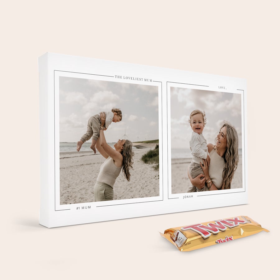 Cutie cadou Snickers personalizata Cutie cadou Snickers personalizata cu două fotografii și text imprimat, închisă lateral, cu un baton Twix în prim plan.