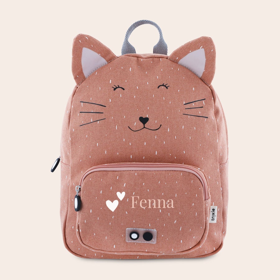 Trixie rugzak met naam Roze kinderrugzak met schattig kattengezicht, bedrukt met de naam FENNA en twee witte hartjes op het voorvak.