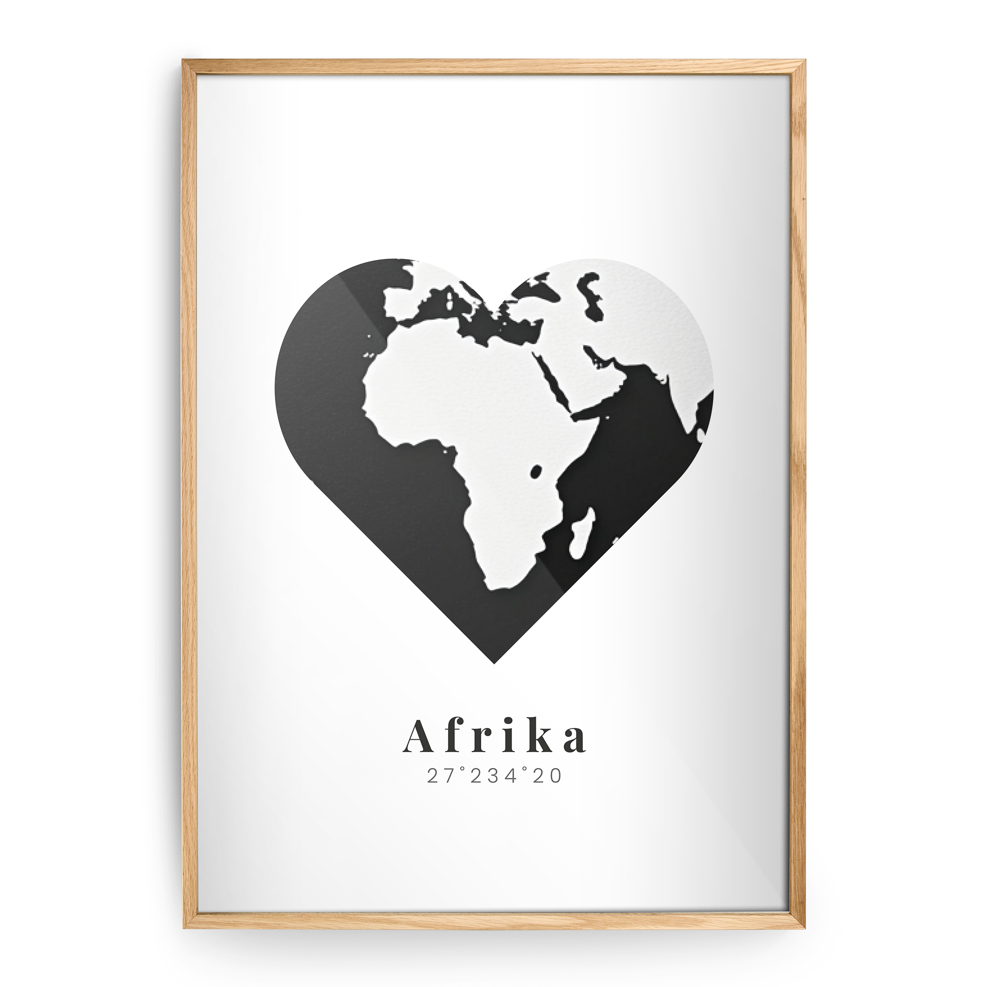Plakat med sort-hvidt verdenskort og teksten "Afrika 27°234°20", printet og indrammet i en træramme.