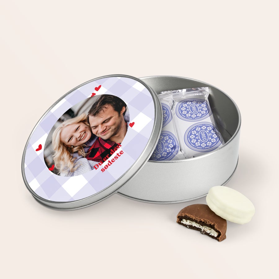 Kagedåse fyldt med Oreo Hvem giver du en kagedåse fyldt med lækker Oreo? Kagedåse med foto af et par, trykt med tekst Du er den sødeste, hjerter og mønster