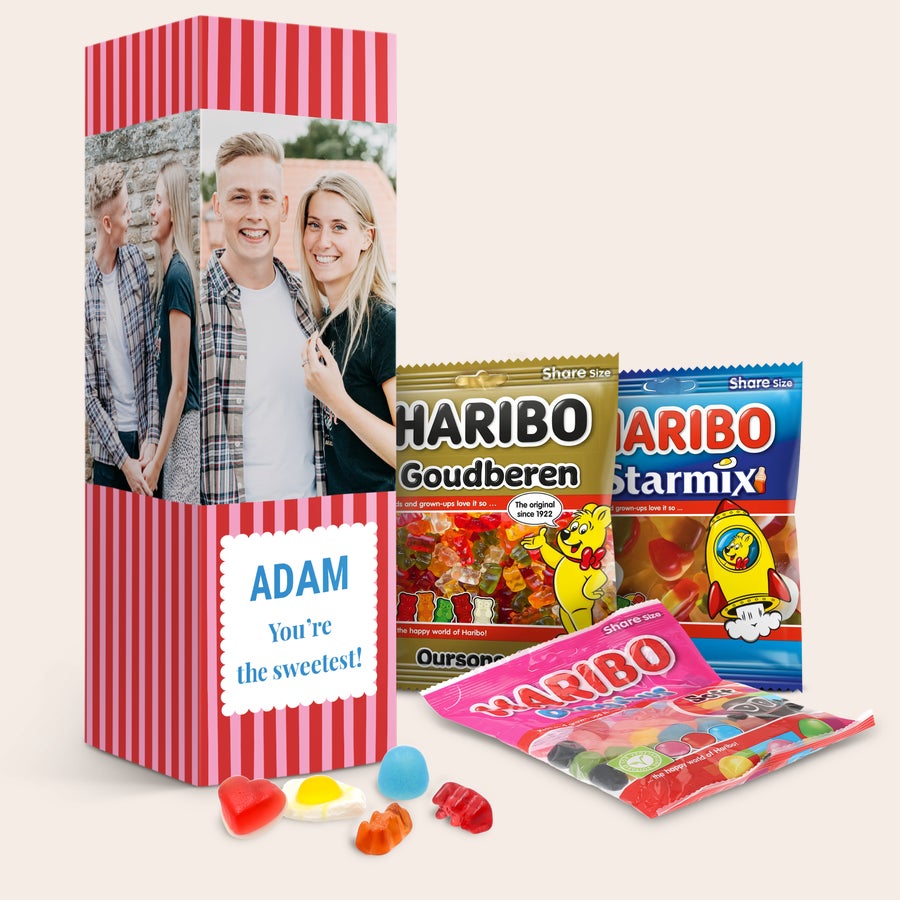 Henkilökohtainen Haribo makeisten lahjapakkaus Yllätä läheisesi henkilökohtaisella Haribo-lahjapakkauksella, jossa on valokuva ja teksti "Adam You're the sweetest", sekä Haribo Goldberen, Starmix ja Soft makeispussit.