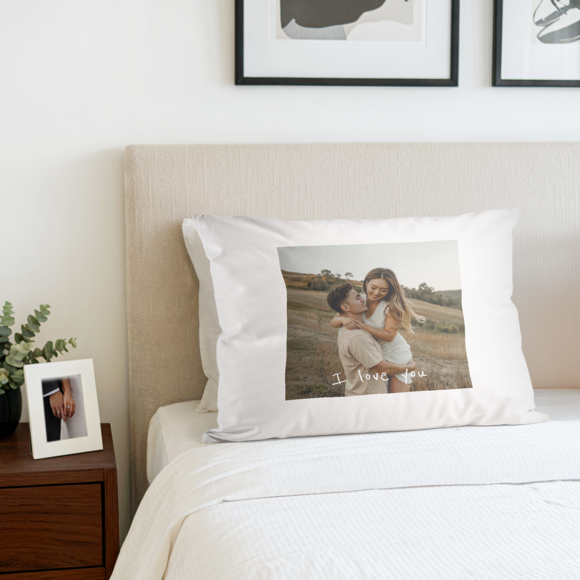 Bela personalizirana prevleka za blazino z natisnjeno fotografijo para in napisom I love you.