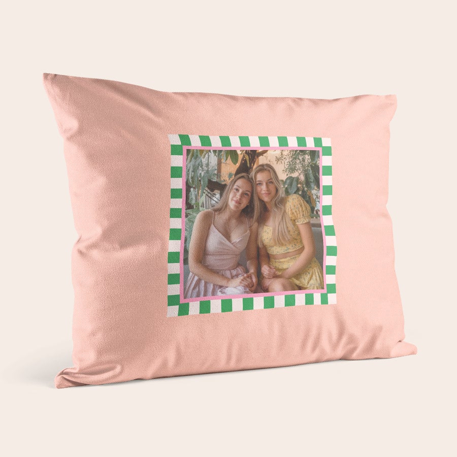 Coussin personnalisé photo Coussin couleur rose pâle personnalisé avec une photo de deux jeunes filles, encadrée d'un motif vert et blanc