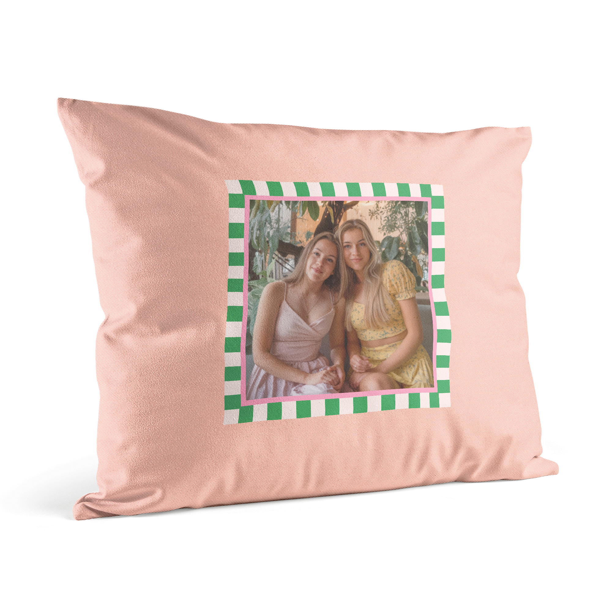 Weiches rosa Kissen mit Foto von zwei Frauen und grün-weiß kariertem Rand, mit deinem Foto bedruckt