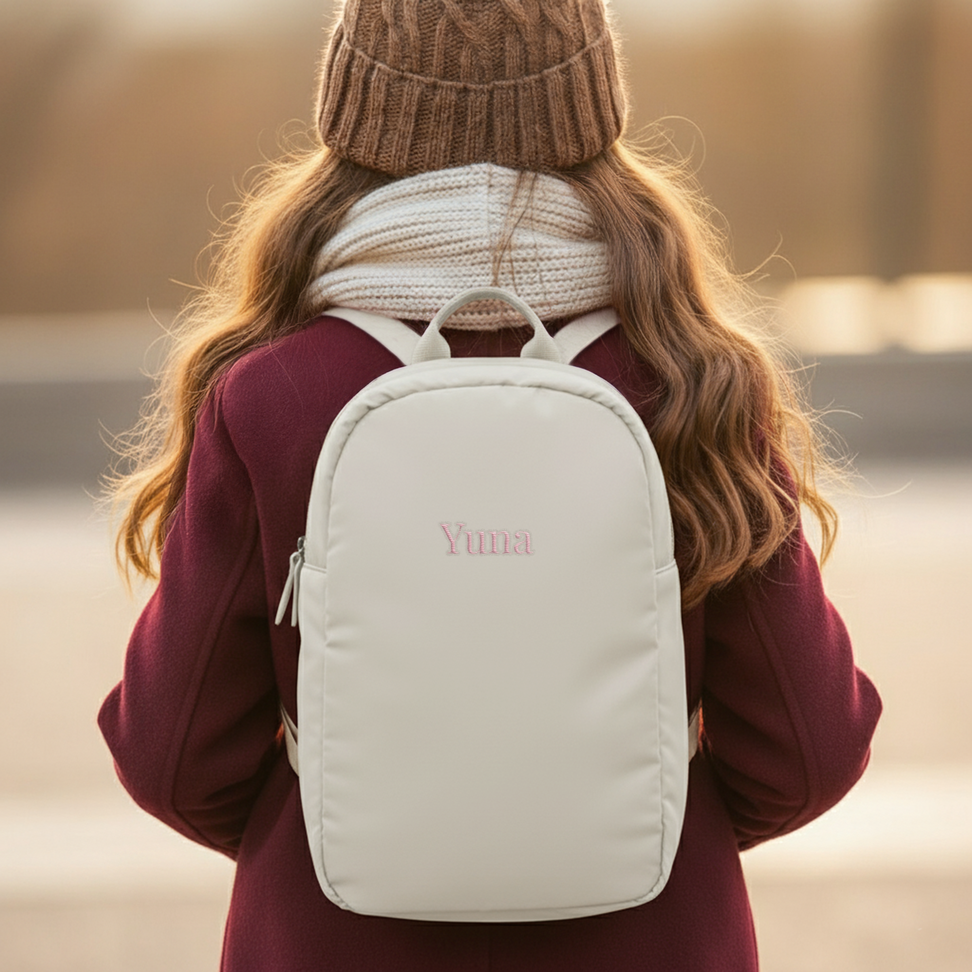 Sac à dos matelassé puffer pour enfants beige, brodé du prénom Yuna en rose.