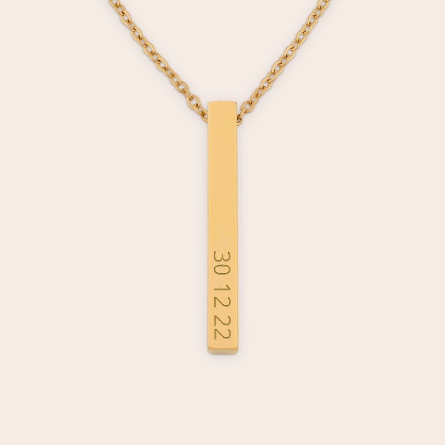 Halskette mit Namen Goldfarbene gravierte Kette mit Plättchen, das mit dem Datum 30 12 22 personalisiert wurde