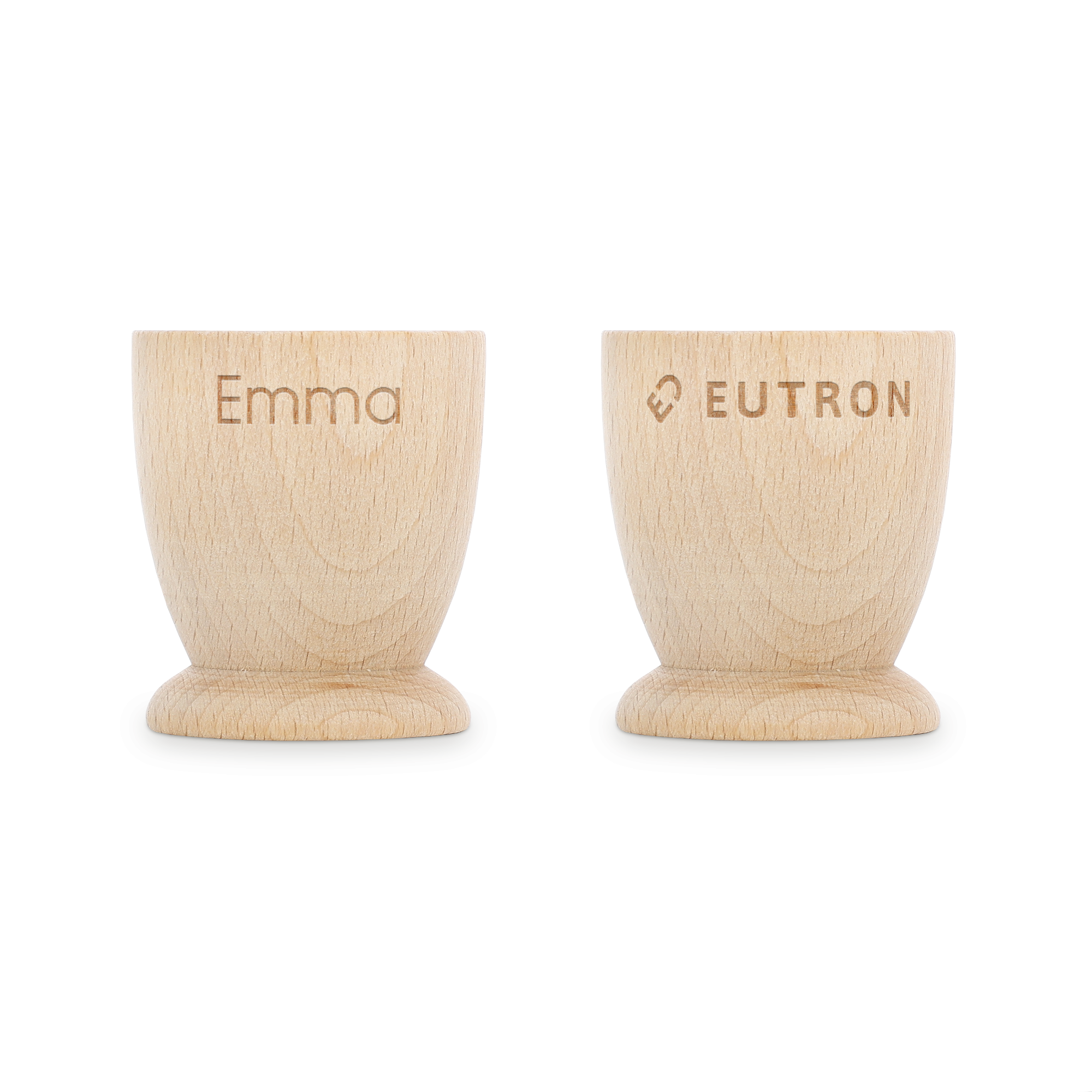 Două cupe pentru ouă din lemn de fag natur, gravate personalizat cu numele Emma și Eutron, perfecte pentru un mic dejun memorabil.