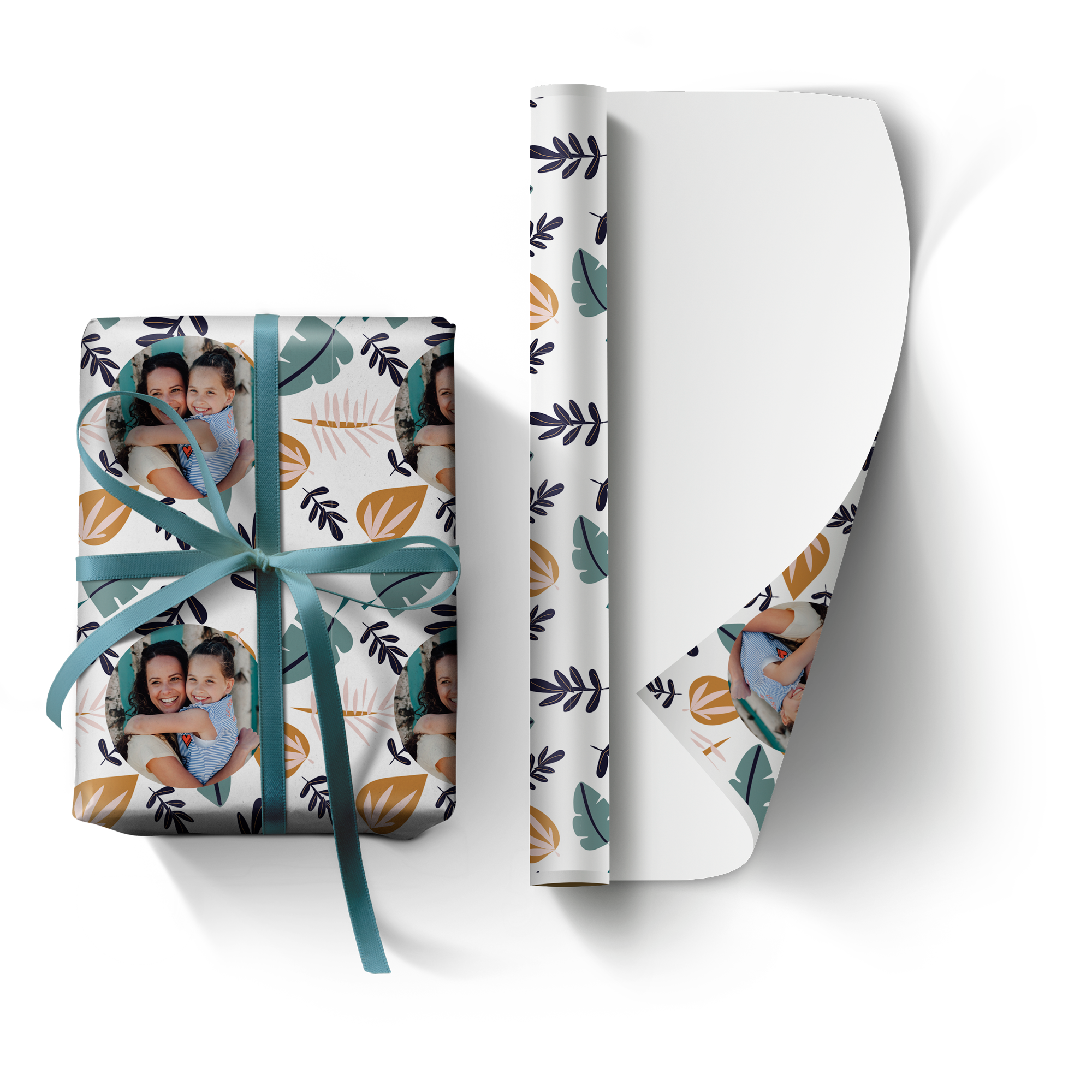 Gepersonaliseerd cadeaupapier met jungleprint, foto en naam, turquoise lint