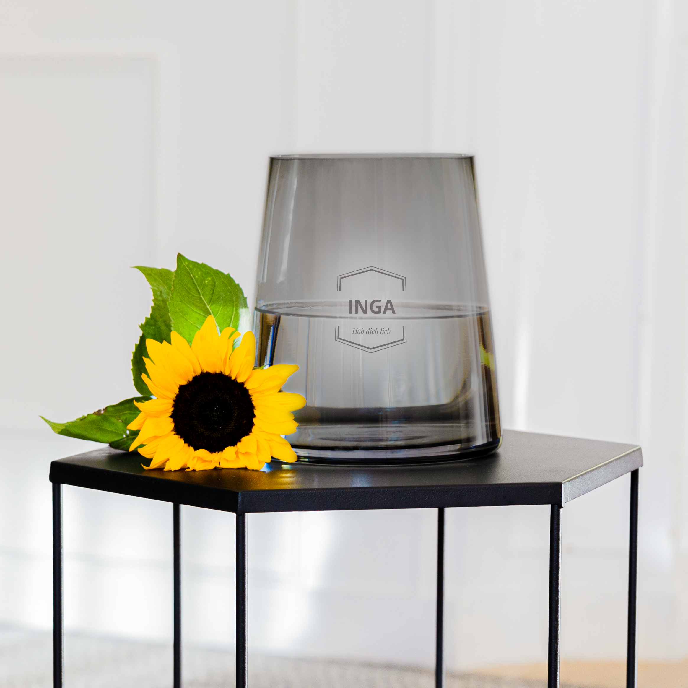 Personalisierte Vase mit Gravur von "INGA Hab dich lieb" und Sonnenblume
