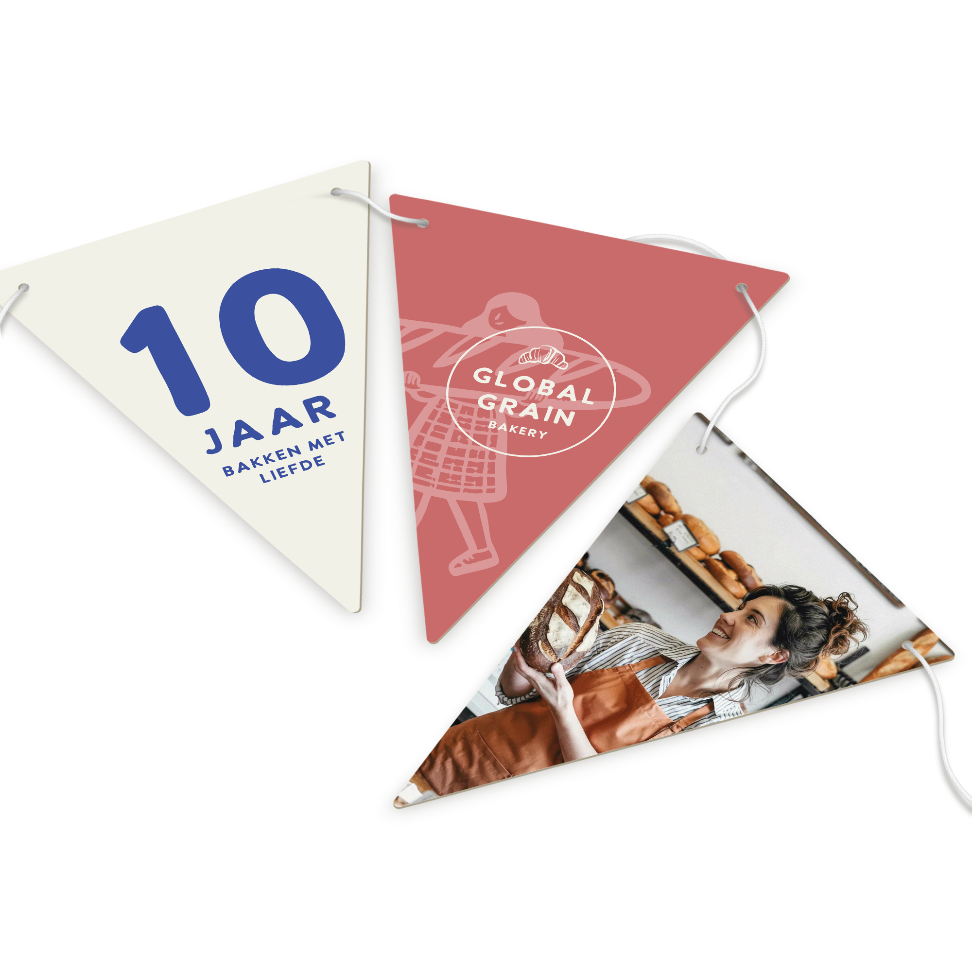 Slingers bedrukken - Driehoekjes - L - 5m, gepersonaliseerd met logo, tekst "10 jaar bakken met liefde" en een foto.