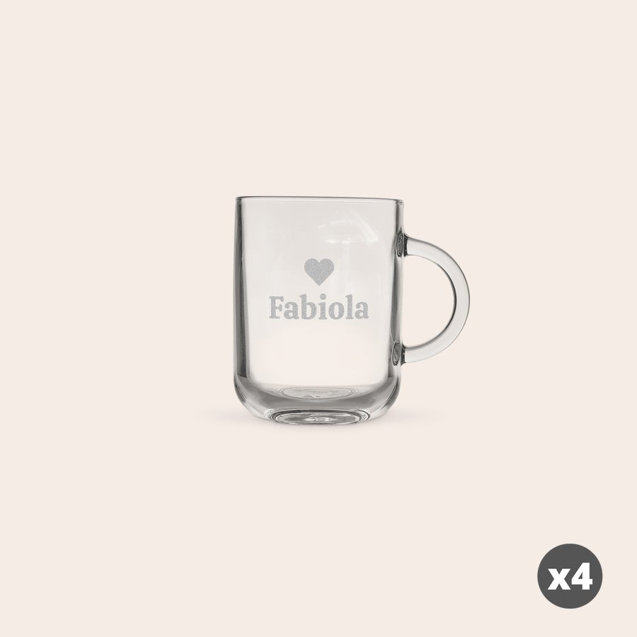Te glas Design dit eget te krus med dit navn Fabolia og et hjerte indgraveret på koppen i glas