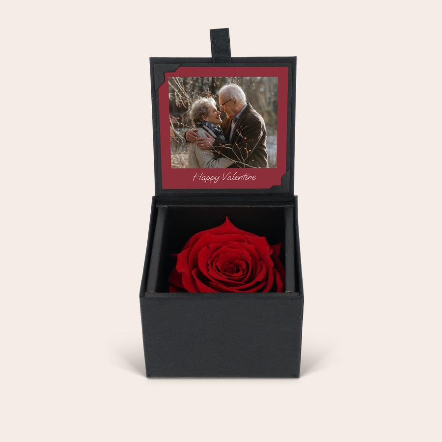 Longlife Rosenbox mit Fotodruck Longlife Rose mit Fotodruck in schwarzer Box, personalisiert mit einem Foto eines Paares und "Happy Valentine"