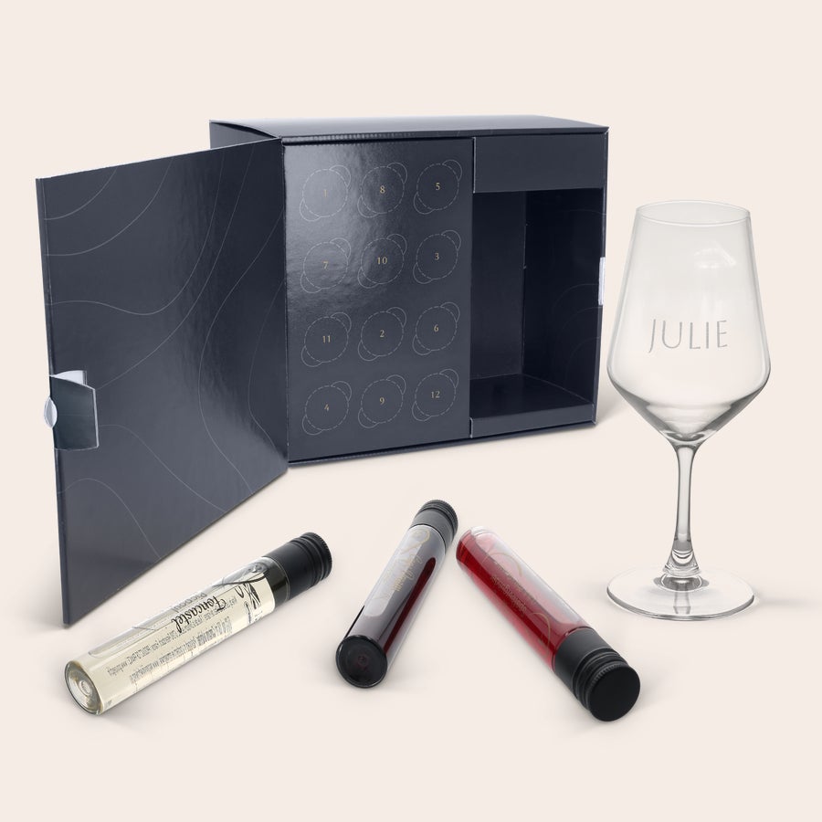 Calendrier de l'avent avec du vin - avec verre gravé Calendrier de l'avent avec du vin et verre gravé du prénom Julie, avec 12 flacons de vin personnalisables