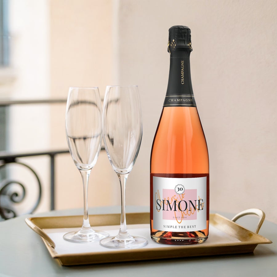 Champagne med egen etikett eller låda  - René Schloesser Rosé Flaska René Schloesser rosé champagne med personlig etikett med namnet Simone och texten 30 printed på etiketten bredvid två champagneglas på en bricka för att fira valfritt tillfälle.