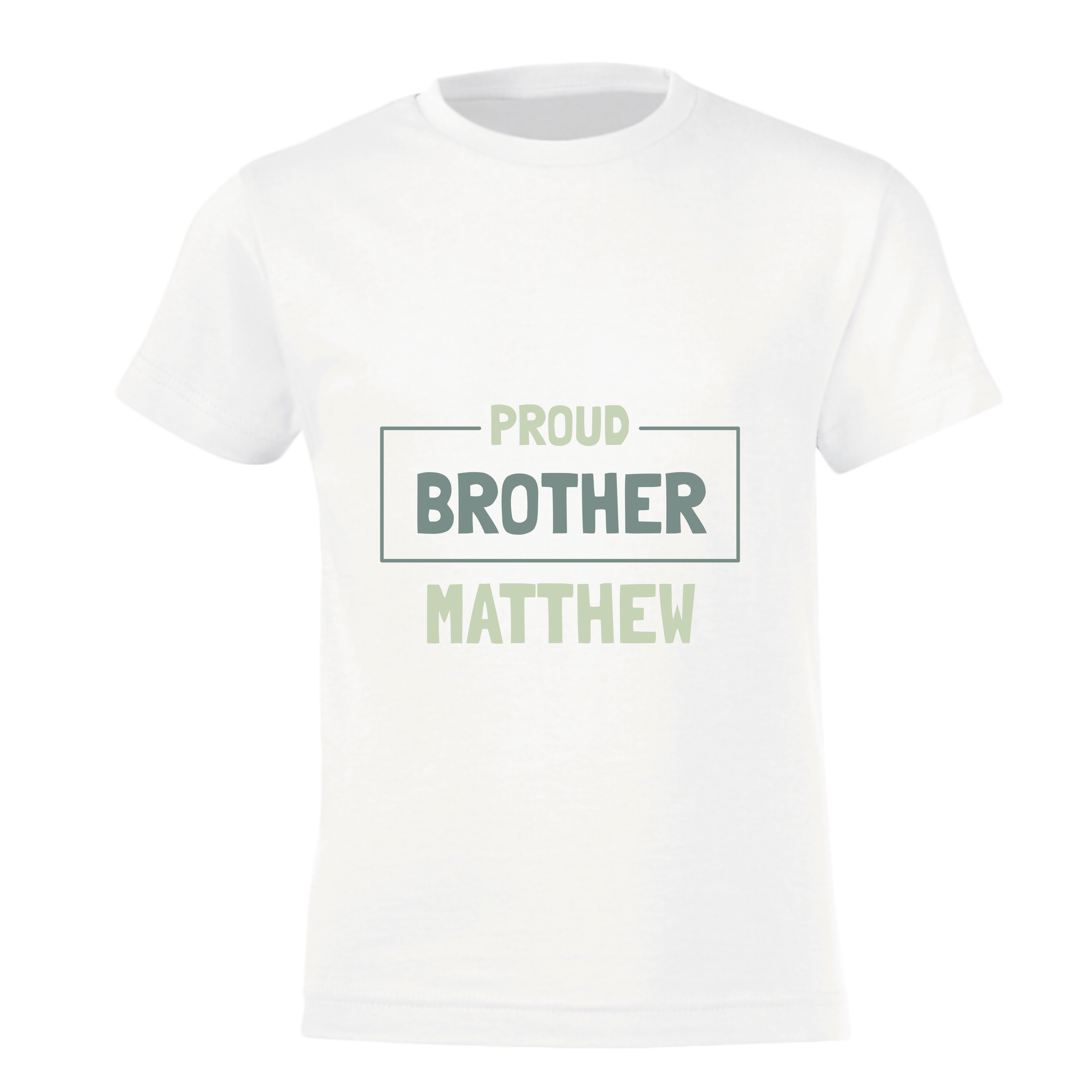 Camiseta infantil blanca impresa con "Proud Brother Matthew" en tonos verdes, ideal para anunciar embarazo con hermano o hermana mayor.