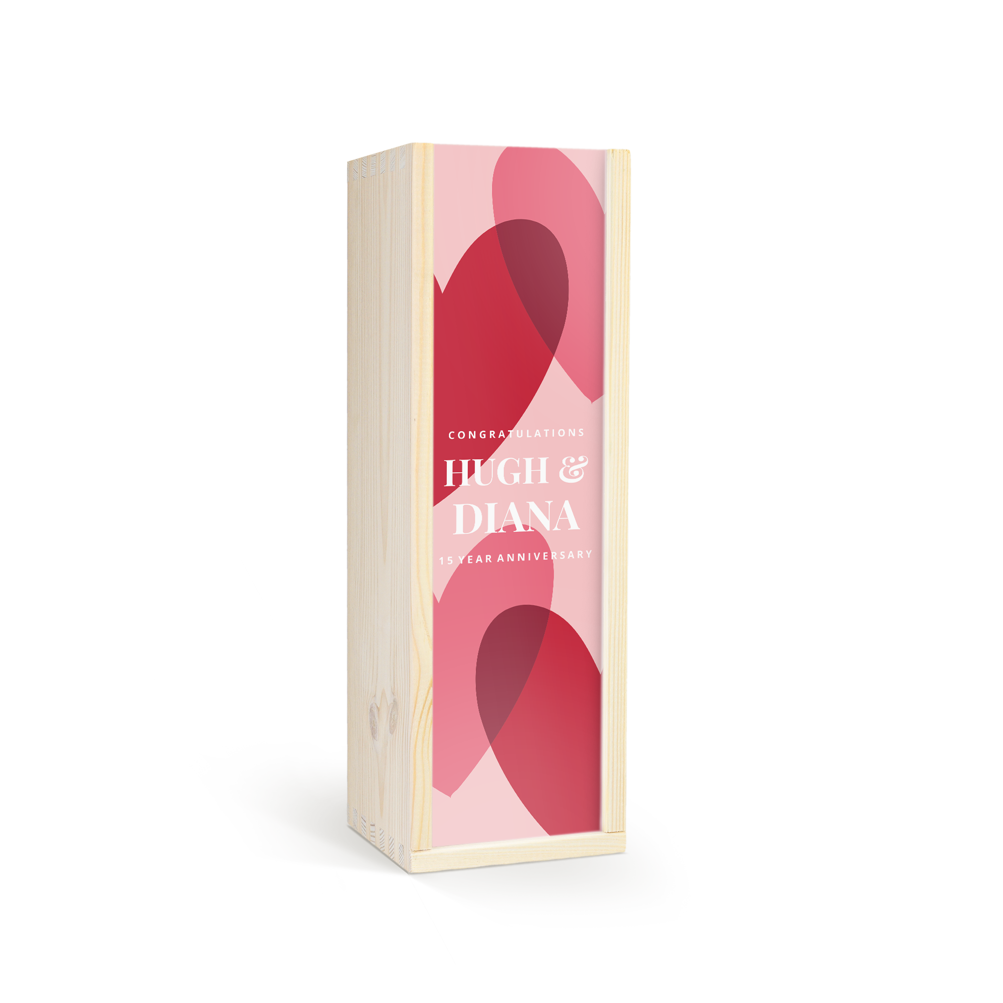 Garrafa de vinho quente em caixa de madeira clara com corações e nomes impressos "Hugh & Diana"