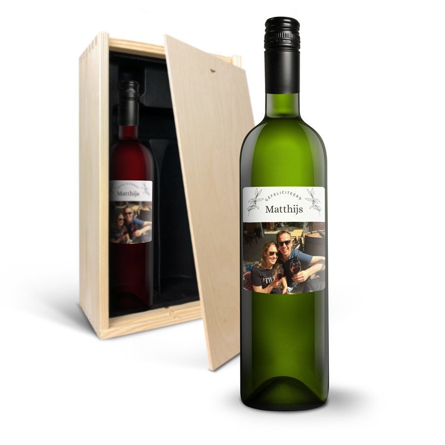 Wijnpakket met bedrukt etiket - Luc Pirlet - Merlot en Sauvignon Blanc Wijnpakket met bedrukt etiket - Luc Pirlet - Merlot en Sauvignon Blanc