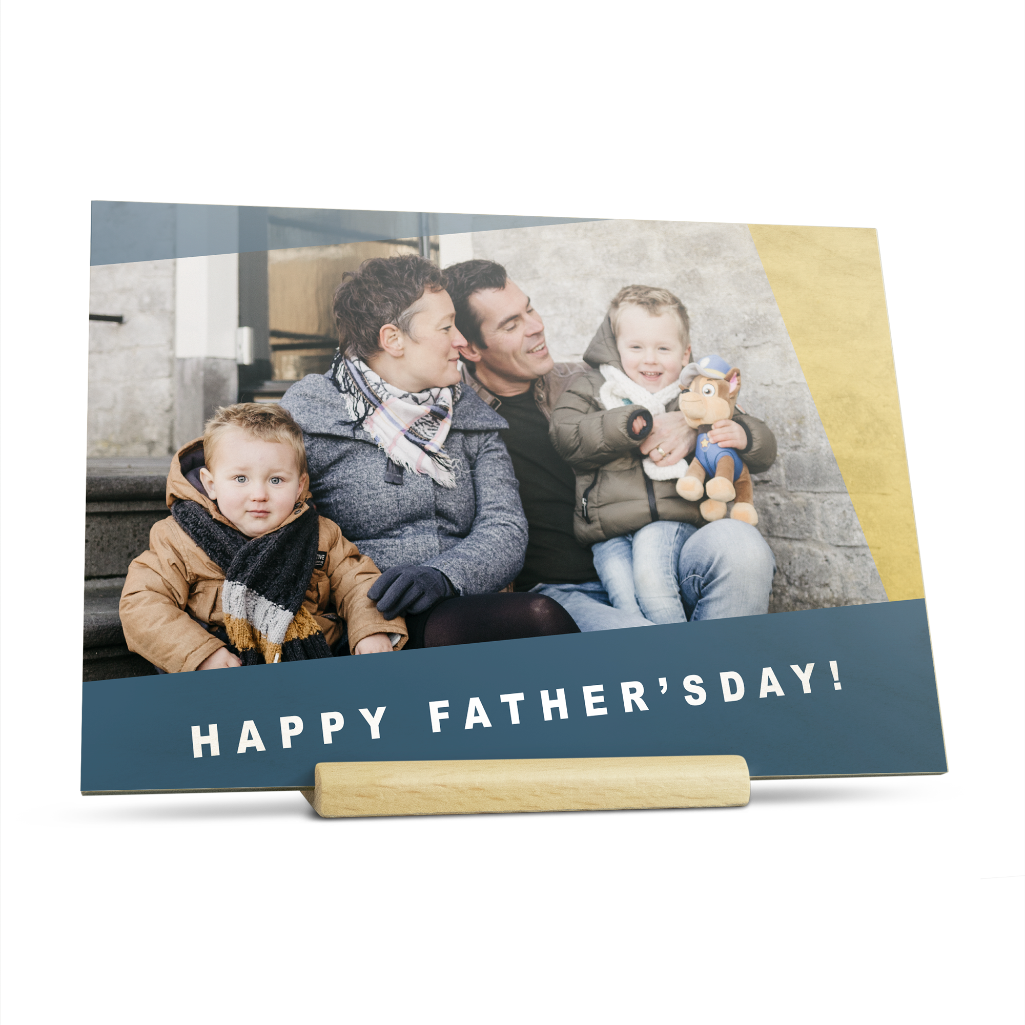 Drevená karta s nápisom Happy Father's Day, potlačená rodinnou fotografiou a dodávaná s dreveným stojanom. Prekvapte svojho otca originálnou drevenou kartou Deň otcov!