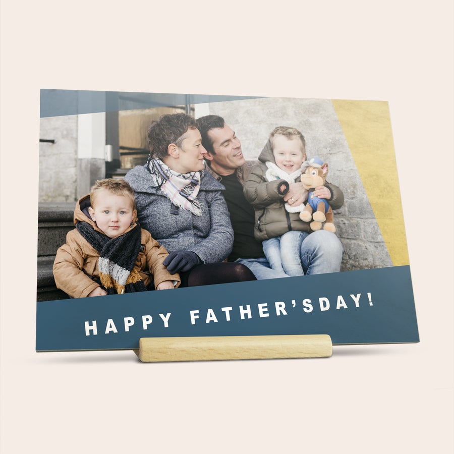 Drewniana kartka na Dzień Taty Pozioma drewniana kartka z nadrukowanym zdjęciem rodzinnym i napisem Happy Father's Day, na drewnianej podstawce. Zaprojektuj drewnianą kartkę dla ukochanego Tatusia!