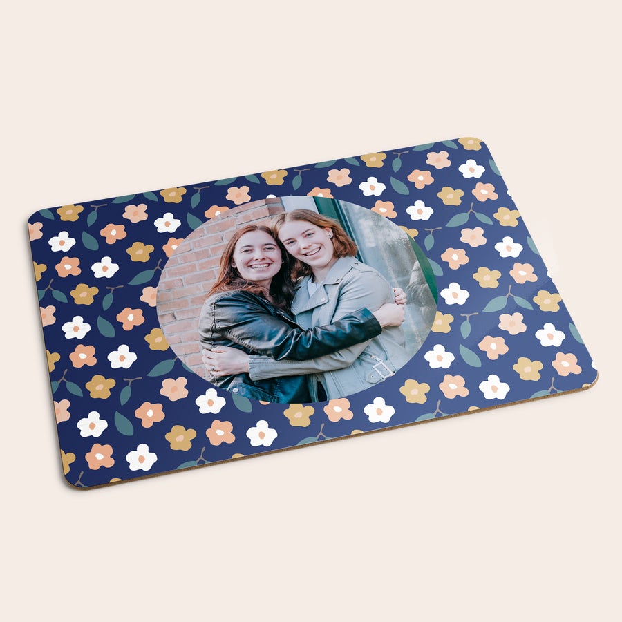 Pogrinjki - Personalizirani Podstavki Temno modra preproga s cvetličnim vzorcem in natisnjeno fotografijo dveh deklet za zabavno presenečenje.