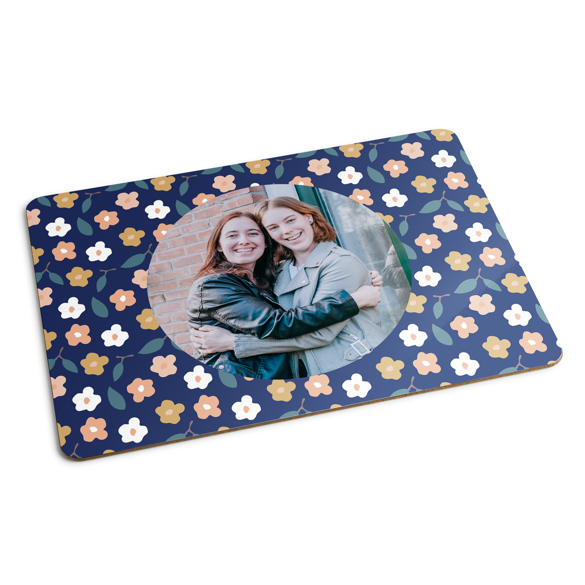 Tovaglietta personalizzabile con foto stampata di due ragazze che si abbracciano e motivo floreale colorato personalizza la tua tovaglietta con foto e testo