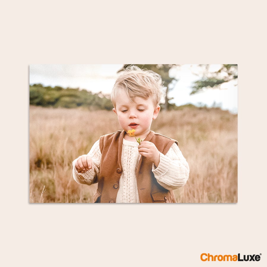 Photo sur aluminium - Instacollage Instacollage aluminium personnalisé imprimé avec photo d'un enfant blond tenant une fleur dans un champ