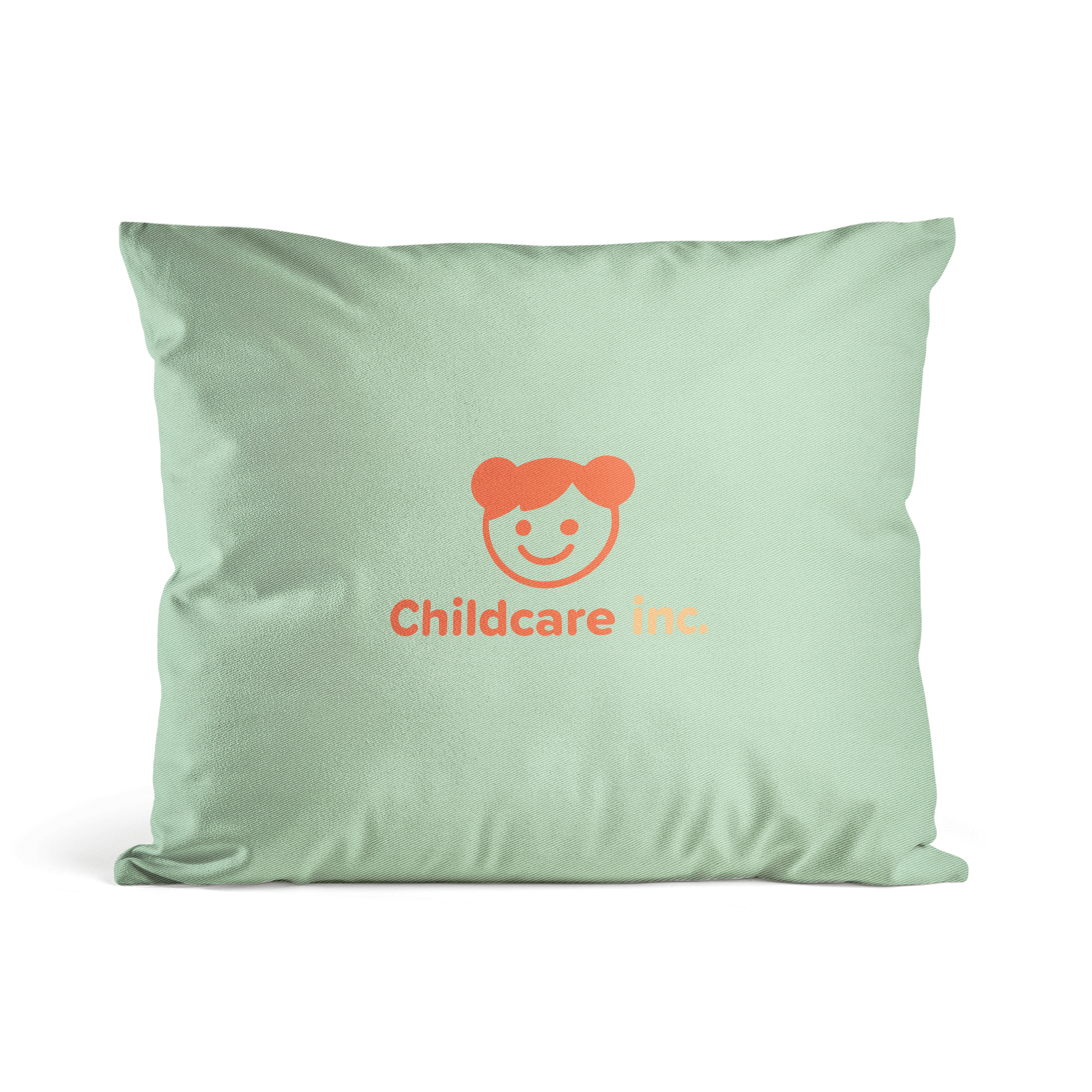 Coussin vert menthe personnalisé avec le logo Childcare Inc. imprimé pour transformer un espace.