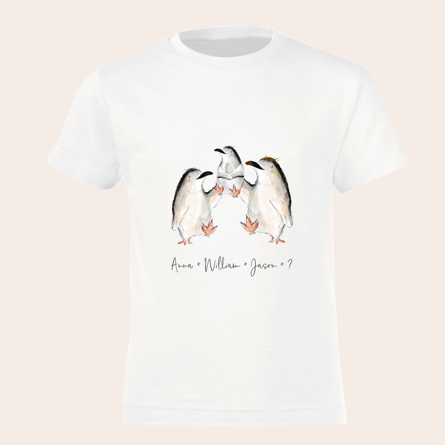 Maglietta Personalizzata - Fratello/Sorella Maggiore T-shirt bianca personalizzata stampata con tre pinguini e i nomi Anna William Jason per annuncio seconda gravidanza