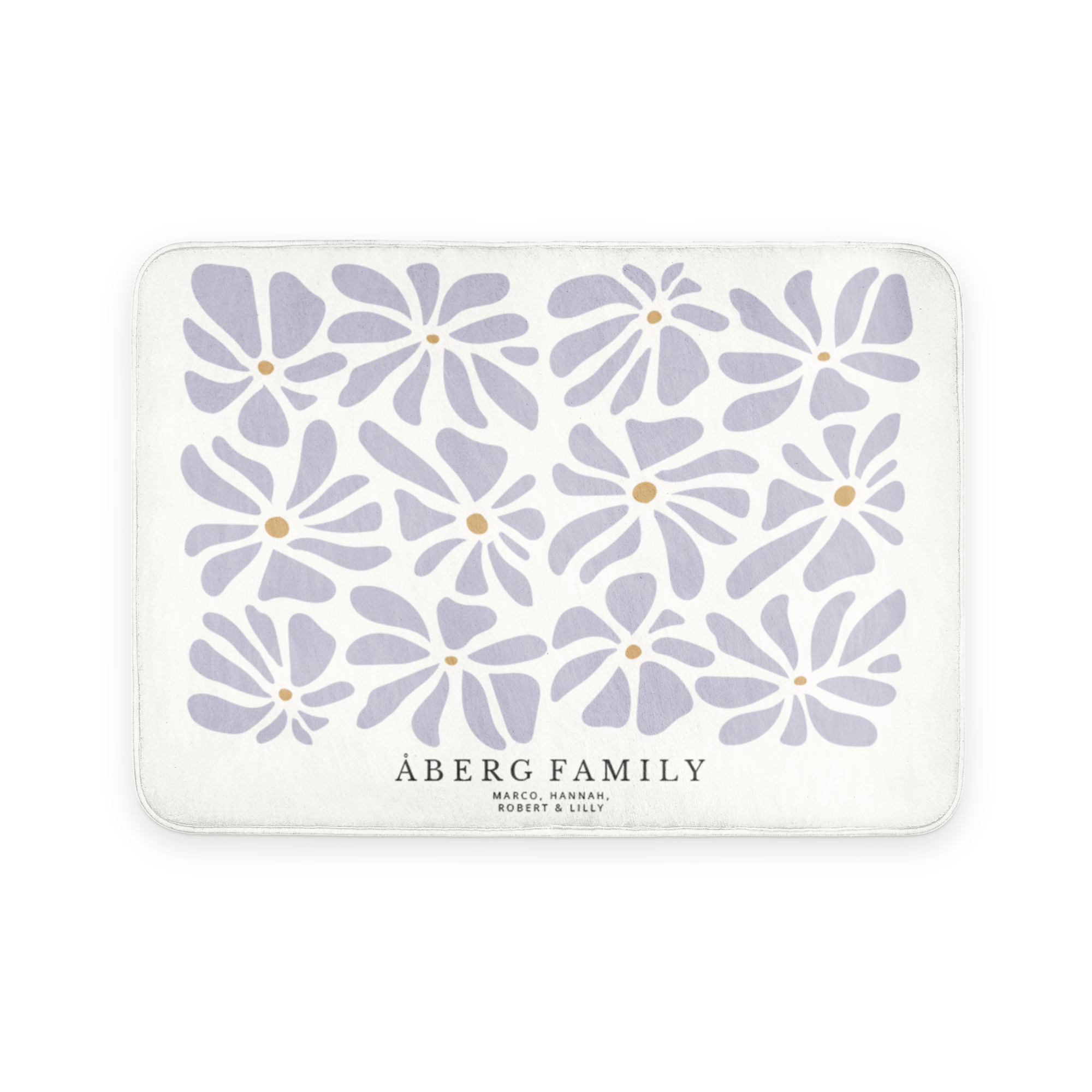 Personlig badrumsmatta med lila blommor och texten ÅBERG FAMILY, MARCO HANNAH ROBERT & LILLY tryckt på vit sammet.