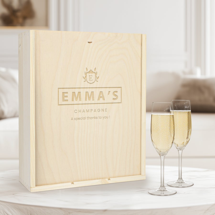 Personalizované pouzdro na šampaňské Dřevěné pouzdro na šampaňské s gravírováním "Emma's Champagne" a dvěma flétnami plnými šampaňského
