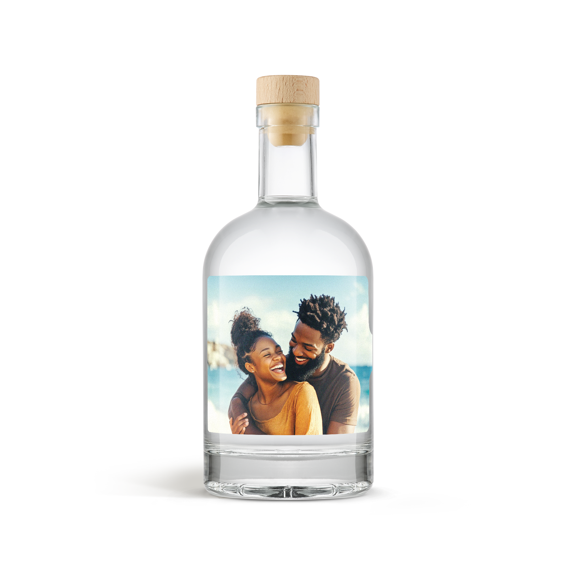 Bouteille personnalisée de gin avec une étiquette imprimée d'une photo de couple joyeux, pour une étiquette unique.