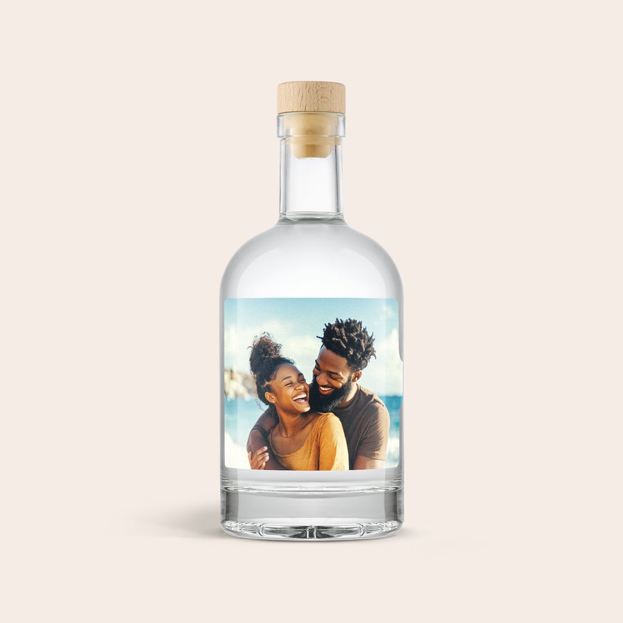 Personlig YourSurprise Gin En utsökt flaska gin med personlig etikett, tryckt med ett foto av ett skrattande par, ger den bästa drinktemapresenten