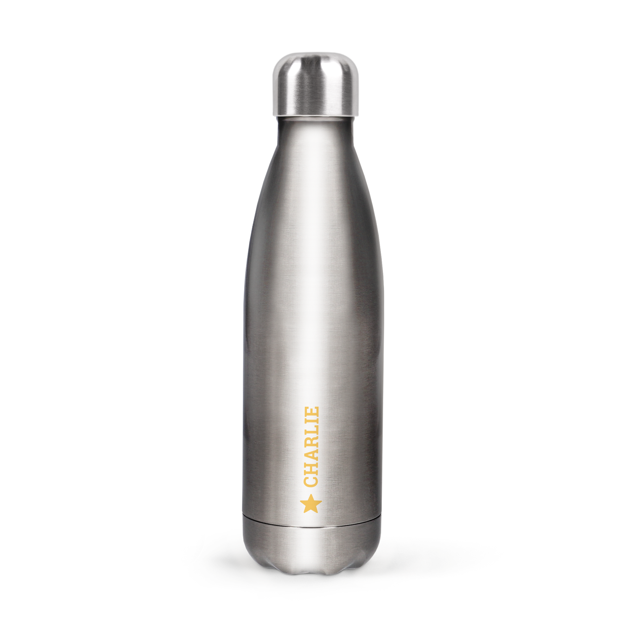 En silverfärgad personlig vattenflaska med namnet CHARLIE och en stjärna tryckt i gult. Drick i stil.
