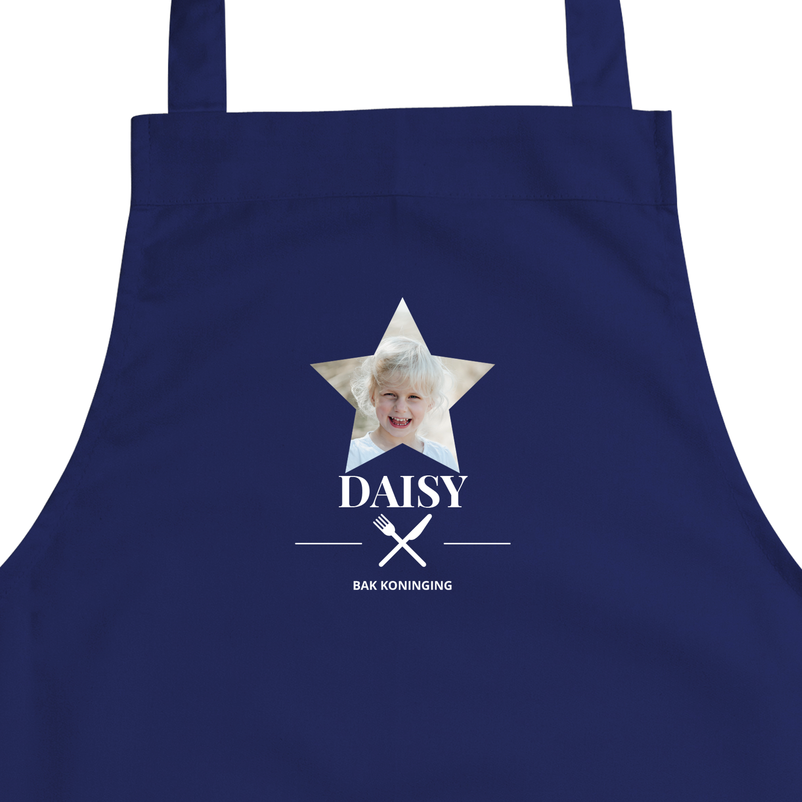 Donkerblauw kinderschort bedrukt met foto van een meisje in stervorm, de naam Daisy en tekst Bak Koningin