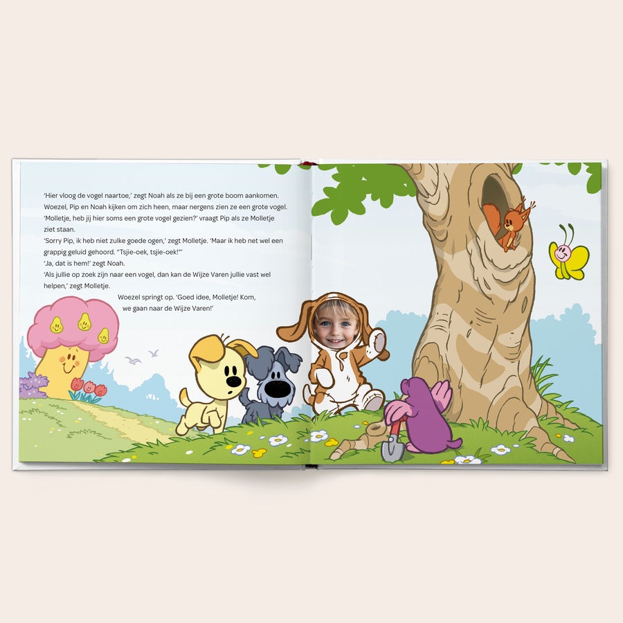 Gepersonaliseerd kinderboek - Woezel & Pip 'op Avontuur met' Open gepersonaliseerd Woezel & Pip-boek met kinderfoto in het verhaal, Molletje en een boom