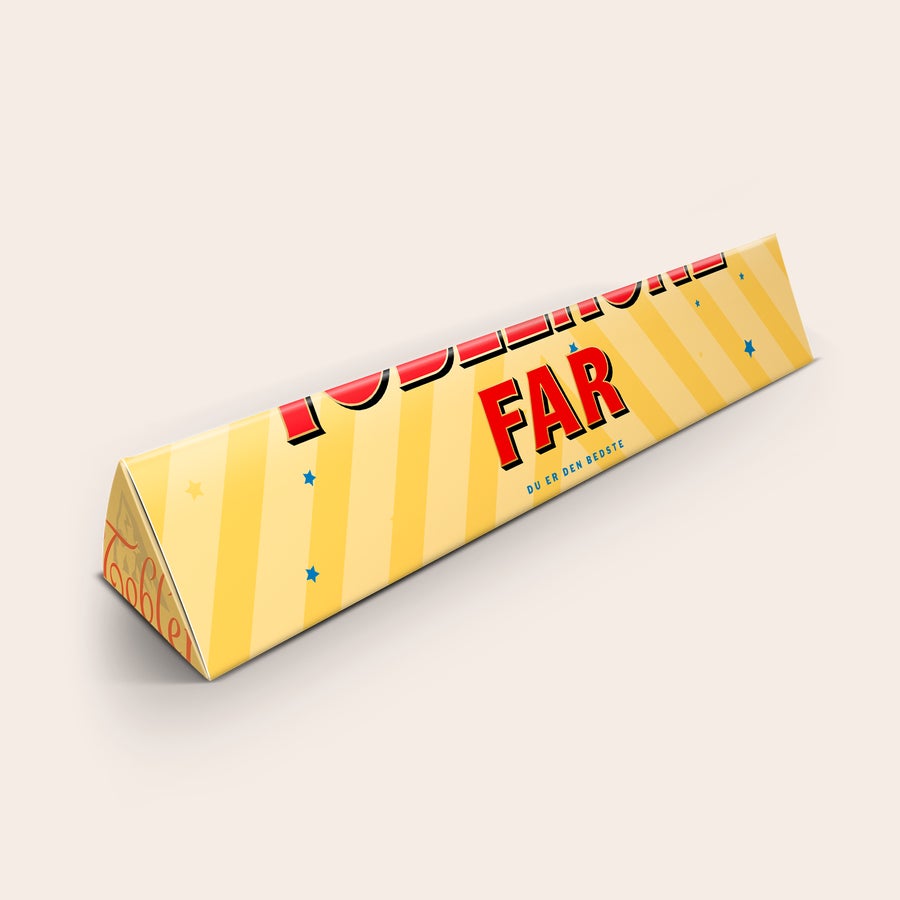 Toblerone med navn - Fars Dag Personaliseret Toblerone chokolade med teksten FAR trykt på gul stribet indpakning for at overraske din far