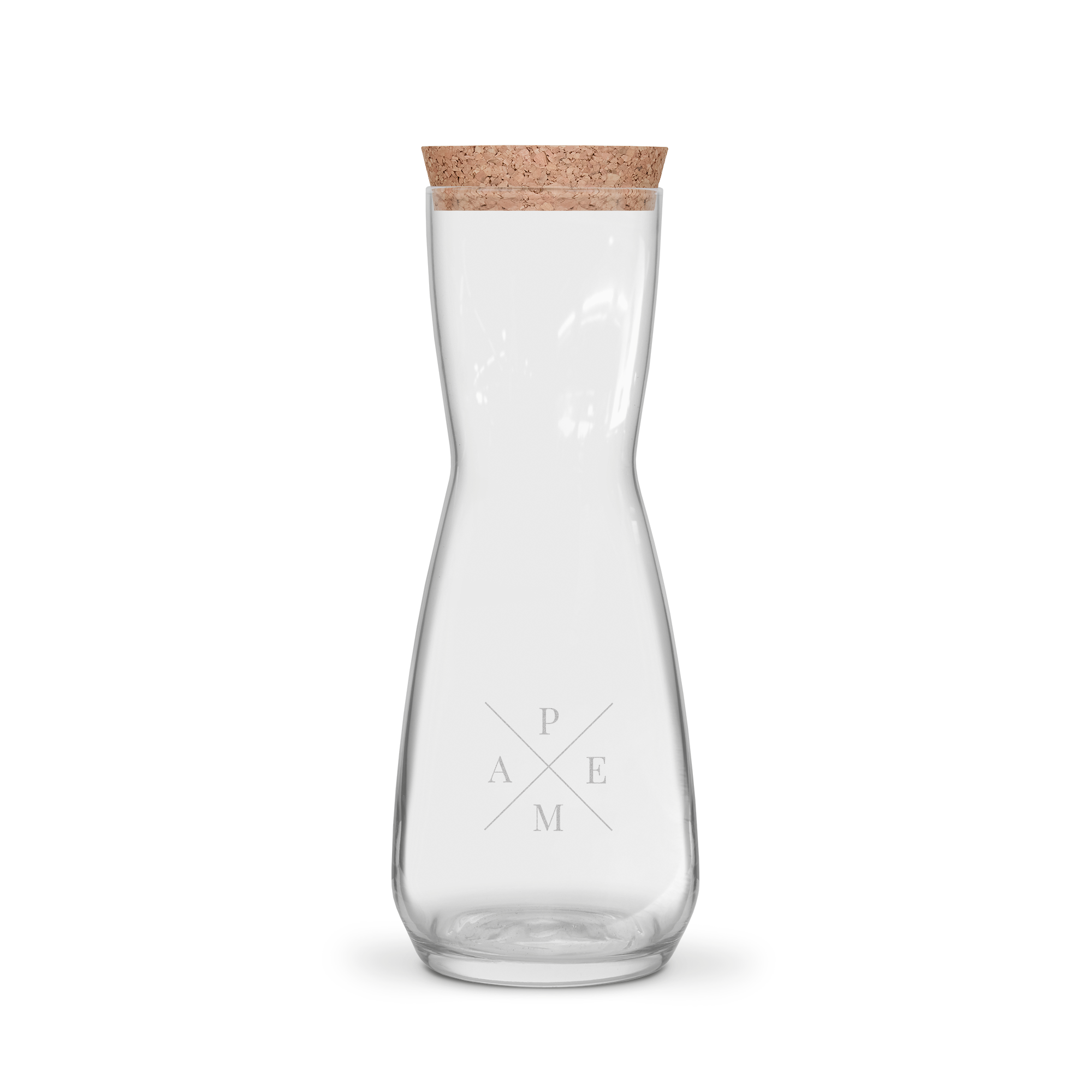 Glazen karaf met kurken stop, gegraveerd met de initialen P, A, E en M, perfect voor jouw favoriete drankje.